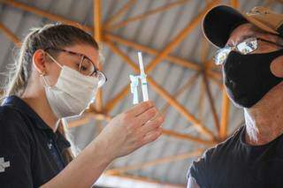 Homem recebe vacina contra a covid-19 em Mato Grosso do Sul (Foto: Henrique Kawaminami/Arquivo)