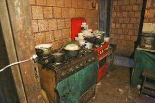 Fogão acumula sujeira e resultado é cheiro forte que toma conta da casa. (Foto: Paulo Francis)