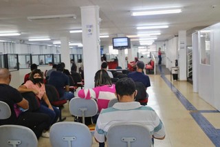 Trabalhadores aguardando atendimento na sede da Funsat em Campo Grande (Foto: arquivo /Campo Grande News)