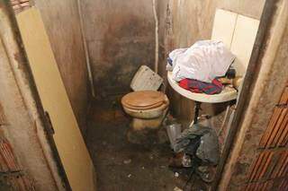 Banheiro do imóvel não funciona e idosos precisam improvisar. (Foto: Paulo Francis)