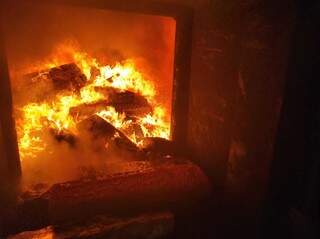 Tabletes de maconha queimados em forno de indústria em Dourados (Foto: Adilson Domingos)