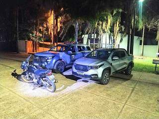 Moto usada no crime e Fiat Strada recuperada após roubo, em Campo Grande (Foto: Divulgação/PM/Choque)