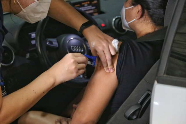 Baixou de novo: pessoas com 43 anos podem vacinar nesta tarde
