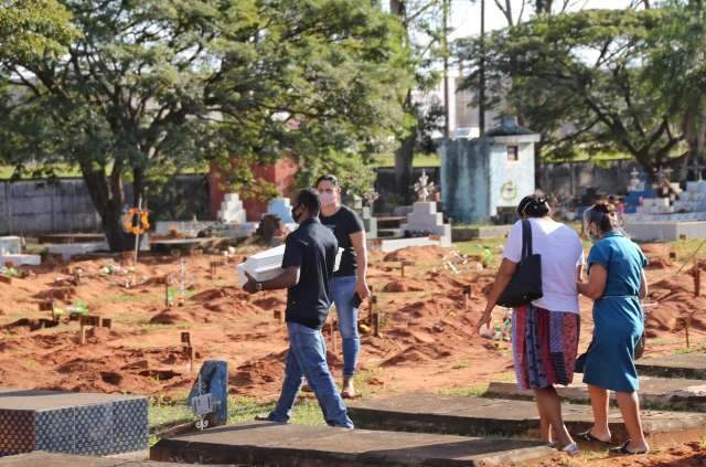 Sem vel&oacute;rio, Melany &eacute; enterrada pelo pai e av&oacute; 4 dias ap&oacute;s ser morta pela m&atilde;e