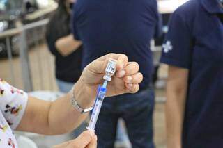 Dose da vacina Janssen durante aplicação, em Campo Grande, neste sábado (Foto: Paulo Francis)