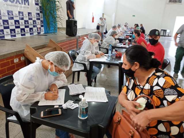 Com metade da popula&ccedil;&atilde;o j&aacute; vacinada, Coxim esgota doses em 1h30