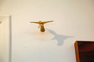 O jogo de sombras que a escultura do colibri deixa na parede, dá um charme especial. (Foto: Kísie Aionã)
