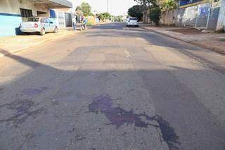 Marcas de sangue em trecho de Rua, na Vila Nasser, onde homem foi morto a tiros (Foto: Paulo Francis)