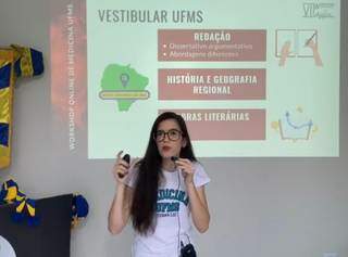 Já universitária, Fabiane Sayegh em palestra sobre como estudar para o vestibular da UFMS. (Foto: Arquivo Pessoal)