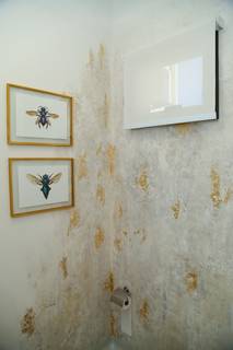 Artista fez intervenção até na parede do banheiro da galeria. (Foto: Kísie Aionã)
