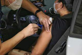 Moradora sendo vacinada contra a covid na Capital. (Foto: Paulo Francis)