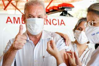 Secretário de Estado de Saúde, Geraldo Resende, durante o momento de aplicação da vacina contra a covid (Foto Henrique Kawaminami)