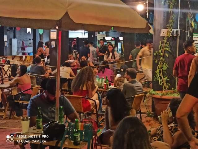 Com clientes sem máscara e aglomeração, mais um bar na Afonso Pena é lacrado  