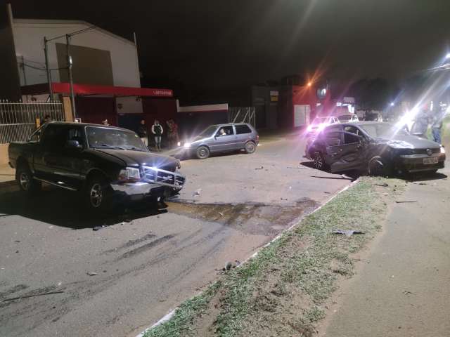 Motorista foge ap&oacute;s bater em dois carros e em moto na Avenida dos Cafezais 