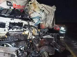 Um dos caminhões envolvidos no acidente ficou totalmente destruído (Foto: Direto das Ruas) 