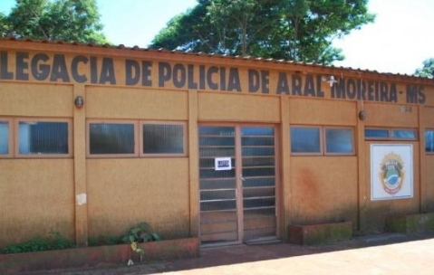 Quatro pessoas s&atilde;o feridas a tiros disparados por pistoleiro em moto 