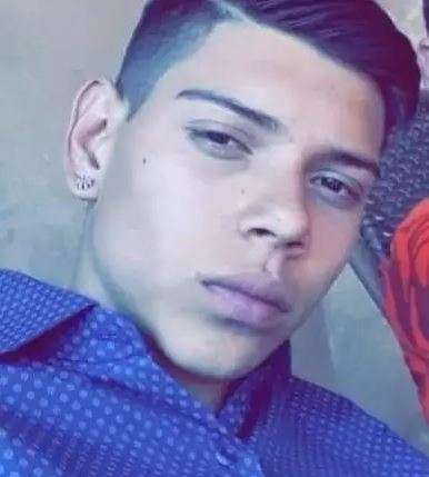 Jovem de 19 anos &eacute; executado a tiros na frente de casa 