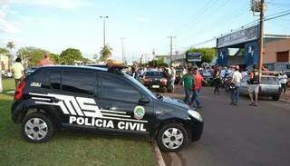 Viatura da Polícia Civil no local onde Mauro Parra foi executado na Linha Internacional, em 2018. (Foto: Arquivo/Cone Sul News)