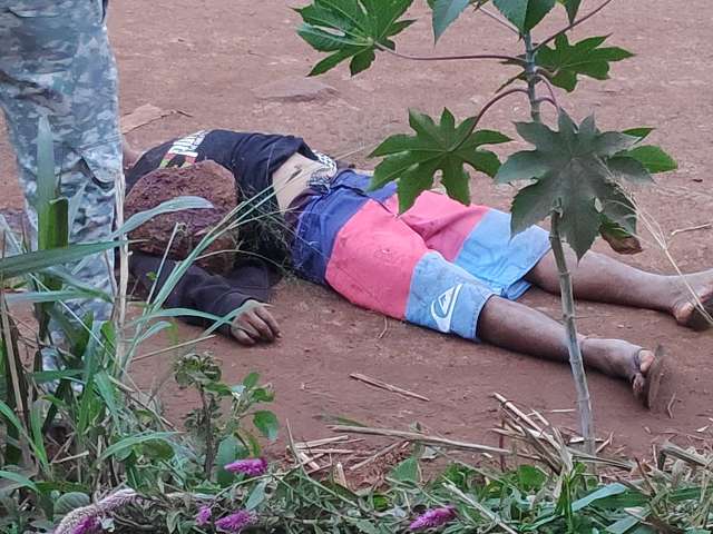 Homem &eacute; morto com golpe de pedra de 20 kg na cabe&ccedil;a e adolescentes confessam