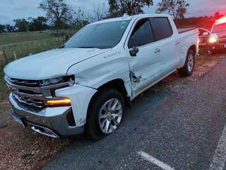 Chevrolet Silverado quase não sofreu danos; motorista e passageira não sofreram ferimentos (Foto: Jhefferson Gamarra)