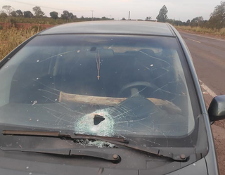 Estado do carro após o acidente em que pedaço de madeira perfurou o vidro (Foto: Rio Pardo News)