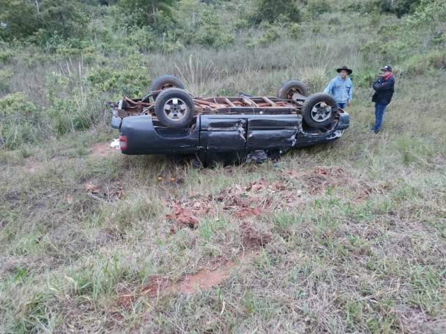 Caminhonetes colidem, uma capota e acidente deixa 4 feridos
