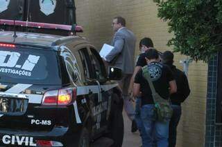 Fernando chega ao Fórum na última quarta-feira, com políciais do GOI (Foto: Marcos Maluf)