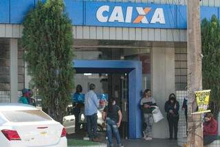 Clientes fazem fila ao lao de fora da agência da Caixa em Campo Grande (Foto: Marcos Maluf)
