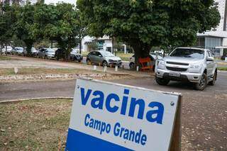 Entrada em drive-trhu de vacinação na Capital. (Foto: Henrique Kawaminami) 