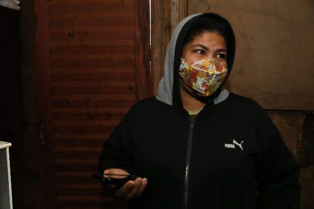 Com um celular para cinco pessoas, Angela luta para retomar os estudos