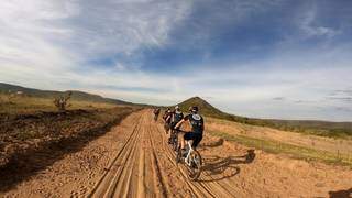 Ciclistas em um dos trechos da trilha do Cerro Corá, em Sidrolândia (Foto: Divulgação/Os Parças Pedal Clube
