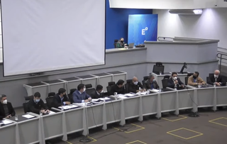 Câmara Municipal, onde vereadores e representantes da prefeitura discutiram a nova lei do Prodes, na manhã de hoje (Imagem: Reprodução/Youtube)