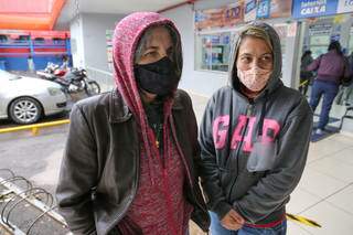 Cristina veio de Manaus sem casacos e teve que pegar roupas emprestadas de amiga (Foto: Paulo Francis)