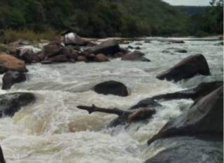 Vendedor encontra corpo &quot;enroscado&quot; enquanto tirava foto de cachoeira 