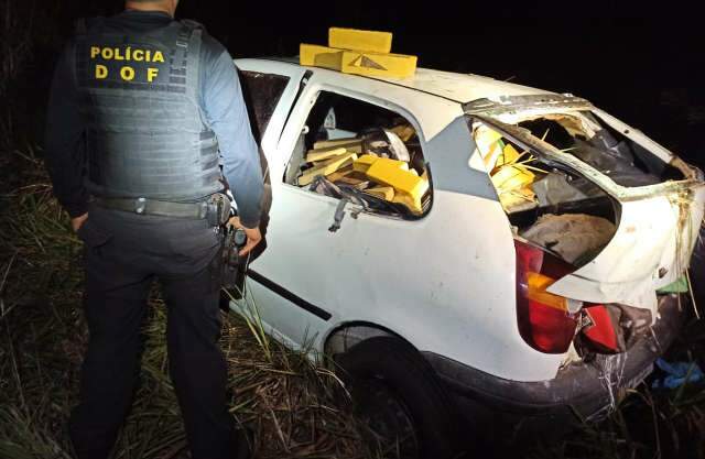 Traficante abandona carro recheado de maconha no meio do mato