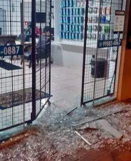 Assaltante destr&oacute;i porta de loja para roubar celular e desiste ao ouvir alarme 
