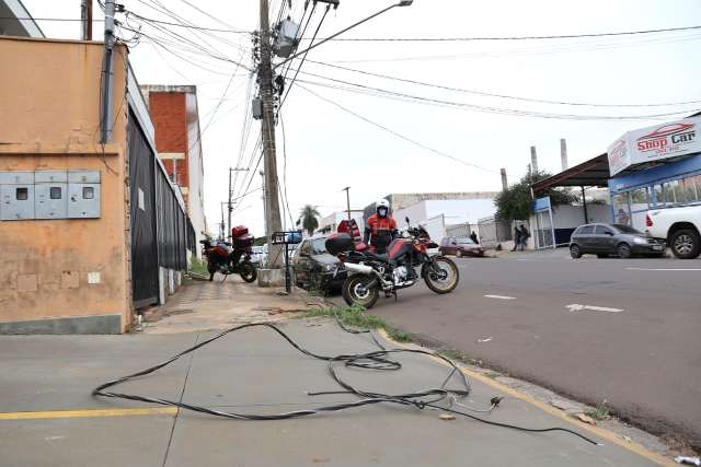 Caminh&atilde;o derruba fia&ccedil;&atilde;o e estudantes ficam sem atendimento do Vale-universidade 