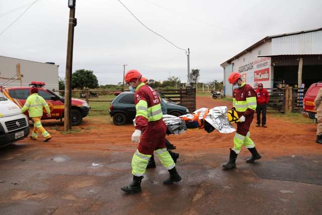 Motociclista tem perna esmagada em acidente com caminh&atilde;o