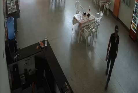 Homem invade pizzaria e furta celular em plena luz do dia