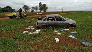 Policiais e bombeiros no local onde mulher capotou carro com muamba (Foto: Adilson Domingos)