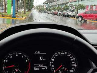 Termômetro de veículo marca 7 graus em tarde de chuva fina e frio em Dourados (Foto: Helio de Freitas)
