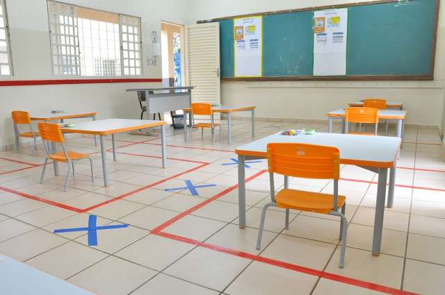 Escolas s&atilde;o preparadas para voltar &agrave;s aulas presenciais com 50% dos alunos