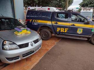 Tabletes de cocaína e Renault Clio apreendidos pela PRF. (Foto: Divulgação)