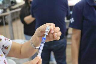 Dose da vacina Janssen sendo preparada para aplicação, em Campo Grande. (Foto: Paulo Francis)