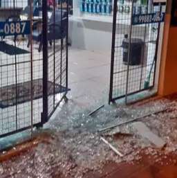 Assaltante destr&oacute;i porta de loja para roubar celular e desiste ao ouvir alarme 
