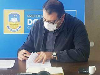 Prefeito de Dourados Alan Guedes assina documento em seu gabinete (Foto: Divulgação)