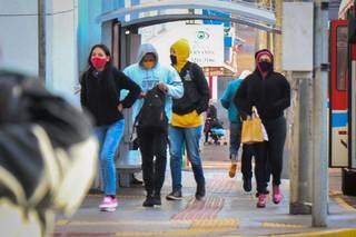 Toucas e máscaras são acessórios do dia para proteção contra coronavírus e vento gelado (Foto: Henrique Kawaminami)