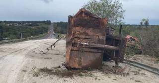 Calcário espalhado pela rodovia após caminhão tombar (Foto: Jardim MS News)