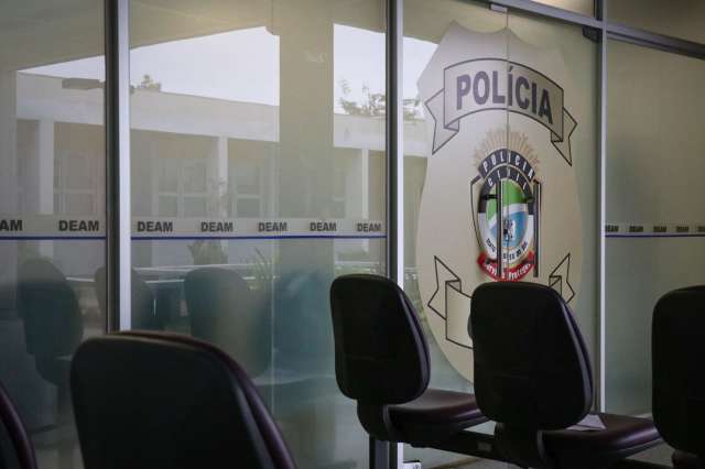 Militar expulsa e espanca filha por desconfiar de relacionamento homoafetivo 
