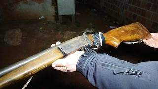 Uma das armas que estavam sendo utilizadas pelos criminosos. (Foto: Divulgação)